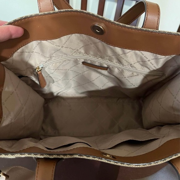 LIKE NEW (gently used) Michael Kors Kenly Large Signature Tote - Picture 4 of 6